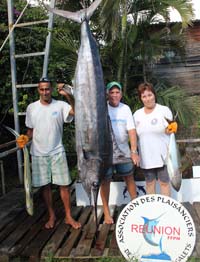 Marlin bleu de 68,5 kg pêché par Brigitte sur EMY le 2 avril lors de la coupe féminine
